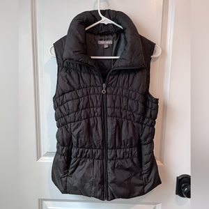 ROZ & ALI - black puffer vest - size Medium